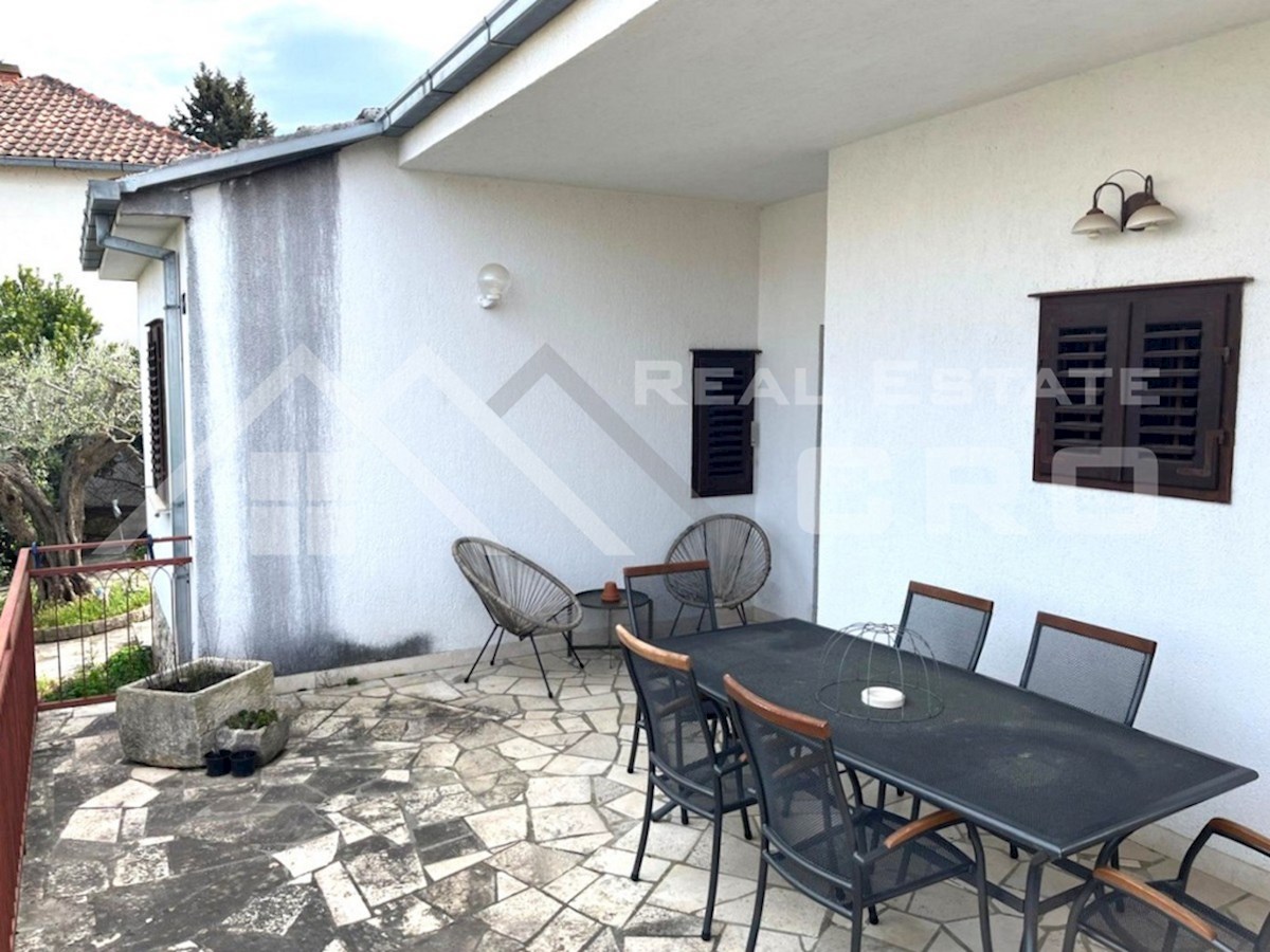 Nepremičnine Brac - hiša z ločenim studijskim stanovanjem in mediteranskim vrtom, na mirni lokaciji, prodamo