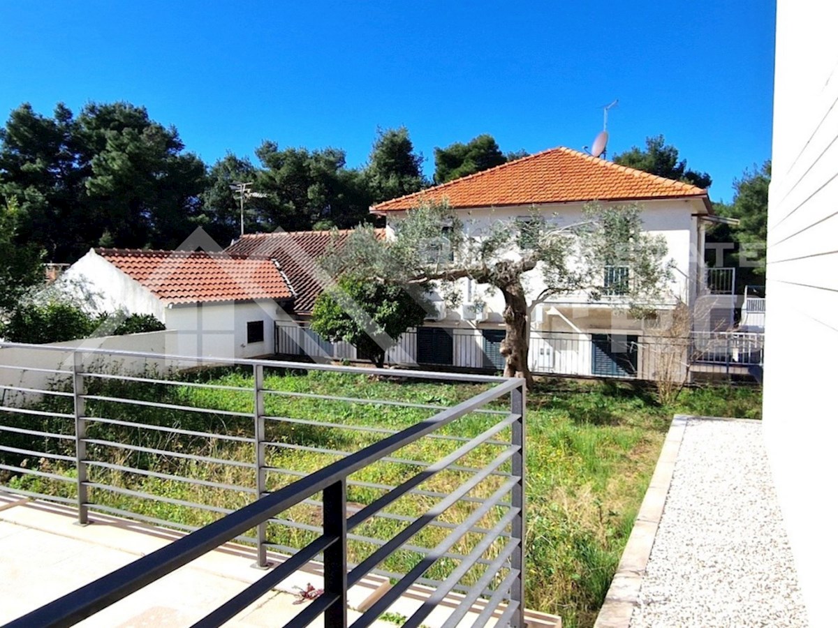 Nepremičnine Brač – Prostorno dvonadstropno stanovanje z ložami in vrtom, v prijetnem okolju blizu plaže, prodamo