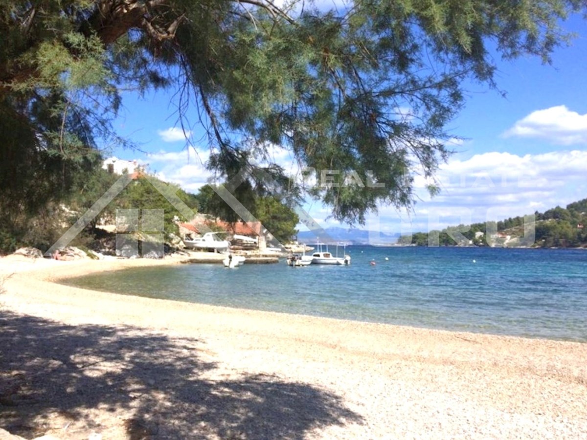 Nepremičnine Šolta - Prostorno zazidljivo zemljišče tik ob morju v čudovitem zalivu, prodamo