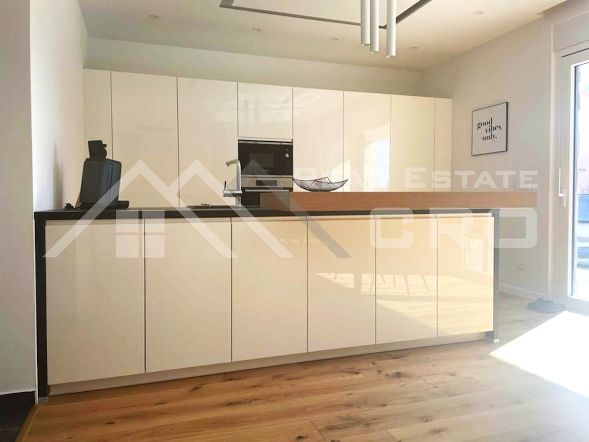 Nepremičnine Trogir – Elegantna, opremljena vila z garažo na mirni lokaciji, naprodaj