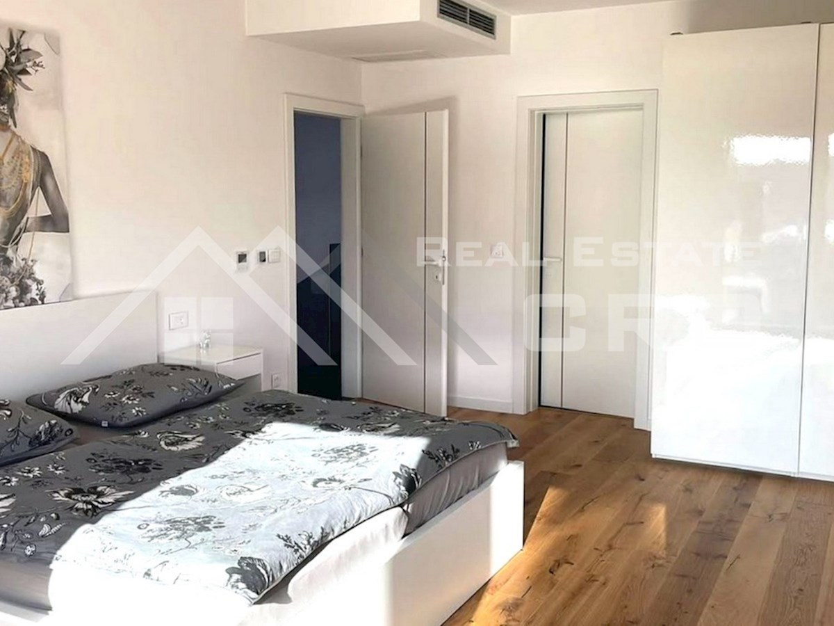 Nepremičnine Trogir – Elegantna, opremljena vila z garažo na mirni lokaciji, naprodaj