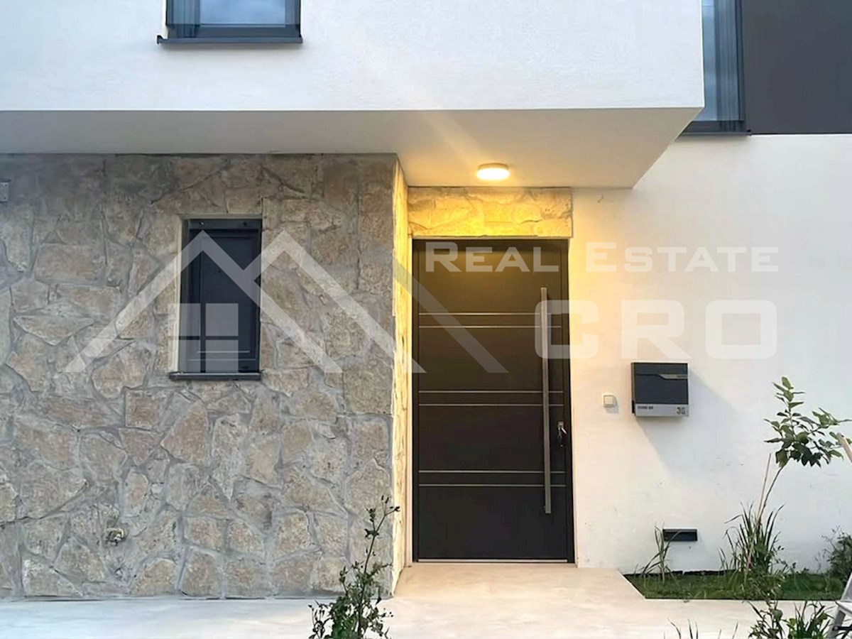 Nepremičnine Trogir – Elegantna, opremljena vila z garažo na mirni lokaciji, naprodaj