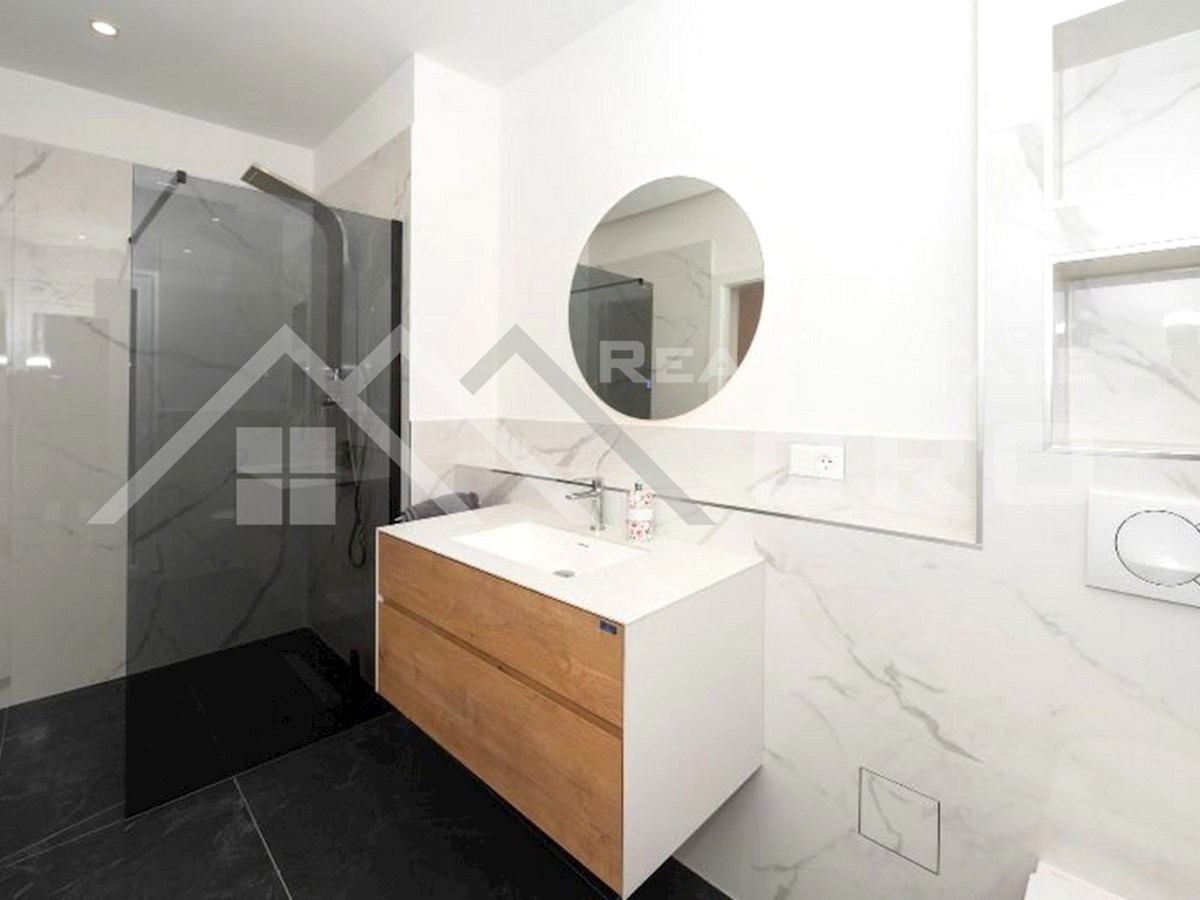 Nepremičnine Trogir – Elegantna, opremljena vila z garažo na mirni lokaciji, naprodaj