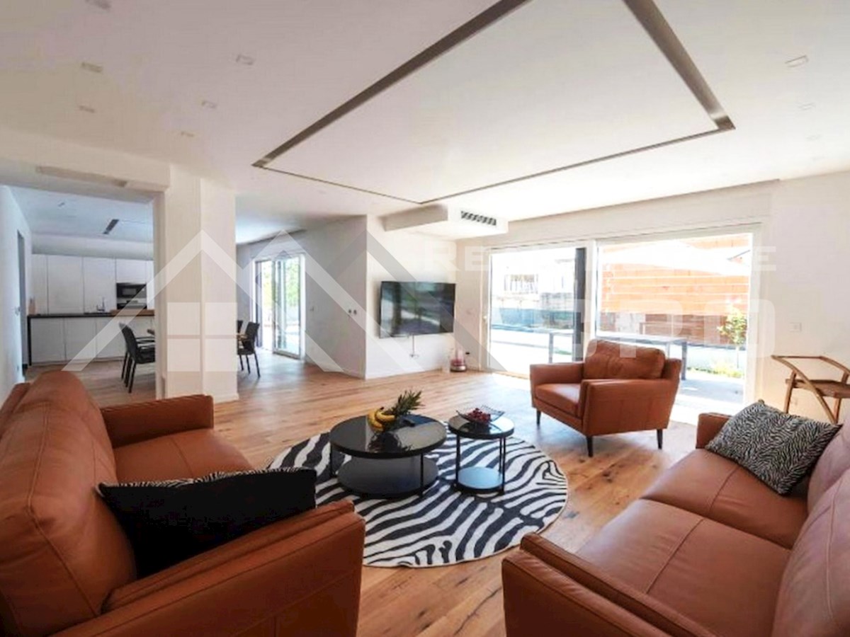 Nepremičnine Trogir – Elegantna, opremljena vila z garažo na mirni lokaciji, naprodaj