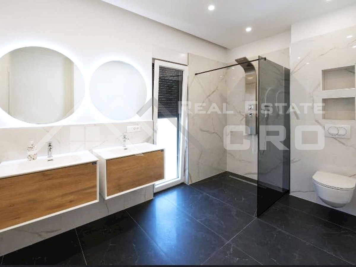 Nepremičnine Trogir – Elegantna, opremljena vila z garažo na mirni lokaciji, naprodaj