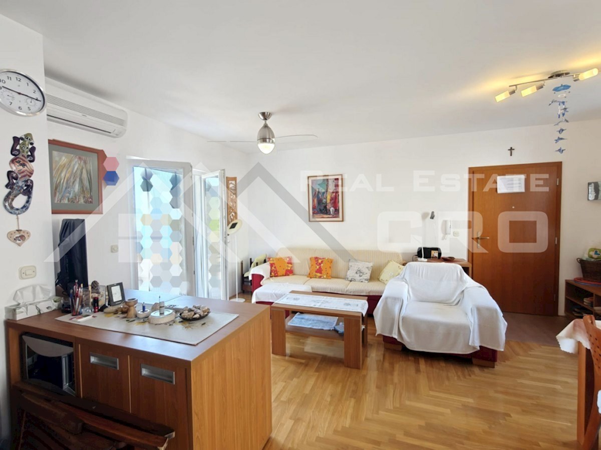 Nepremičnine Brač - Opremljeno dvosobno stanovanje s terasami, v Bolu, naprodaj