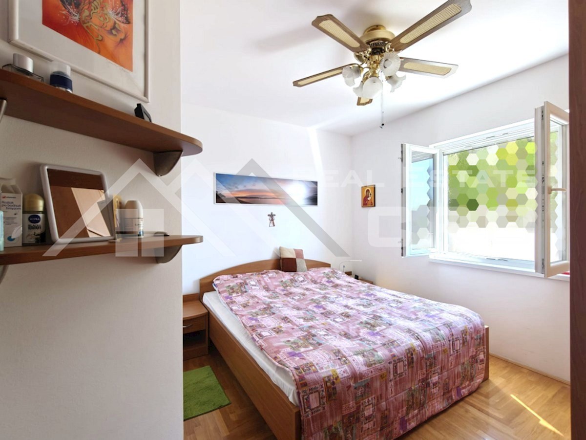 Nepremičnine Brač - Opremljeno dvosobno stanovanje s terasami, v Bolu, naprodaj