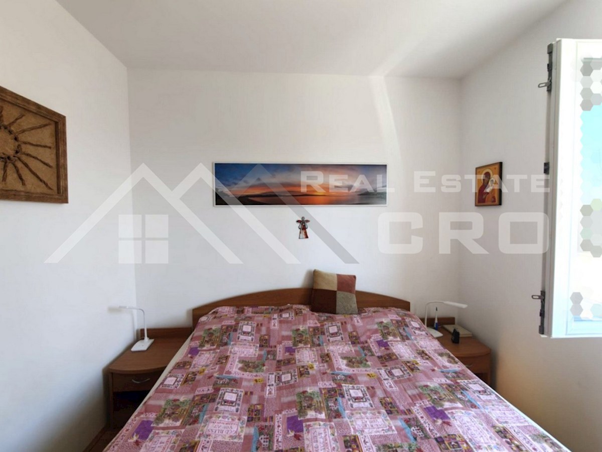 Nepremičnine Brač - Opremljeno dvosobno stanovanje s terasami, v Bolu, naprodaj