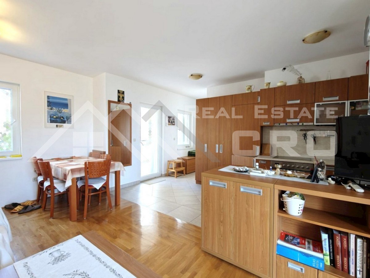 Nepremičnine Brač - Opremljeno dvosobno stanovanje s terasami, v Bolu, naprodaj