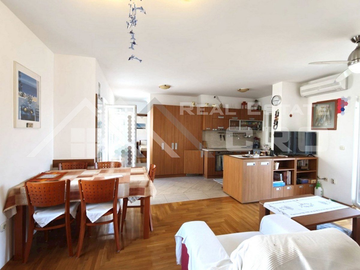 Nepremičnine Brač - Opremljeno dvosobno stanovanje s terasami, v Bolu, naprodaj