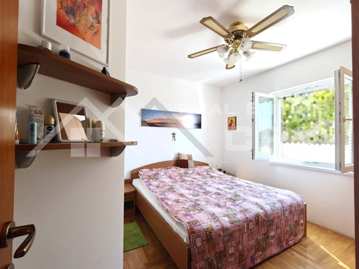 Nepremičnine Brač - Opremljeno dvosobno stanovanje s terasami, v Bolu, naprodaj