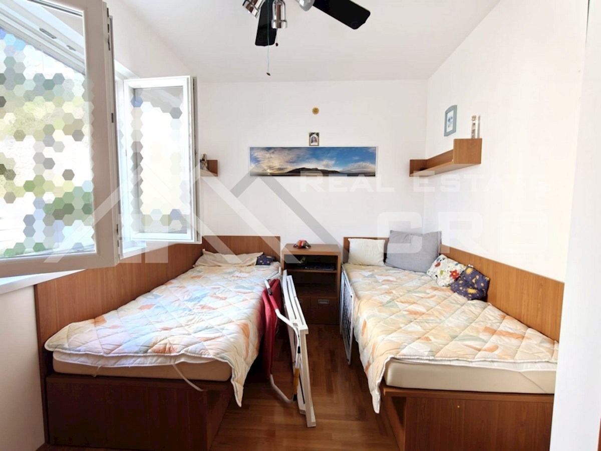 Nepremičnine Brač - Opremljeno dvosobno stanovanje s terasami, v Bolu, naprodaj