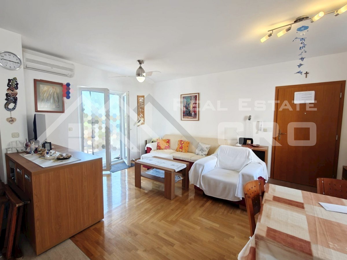 Nepremičnine Brač - Opremljeno dvosobno stanovanje s terasami, v Bolu, naprodaj