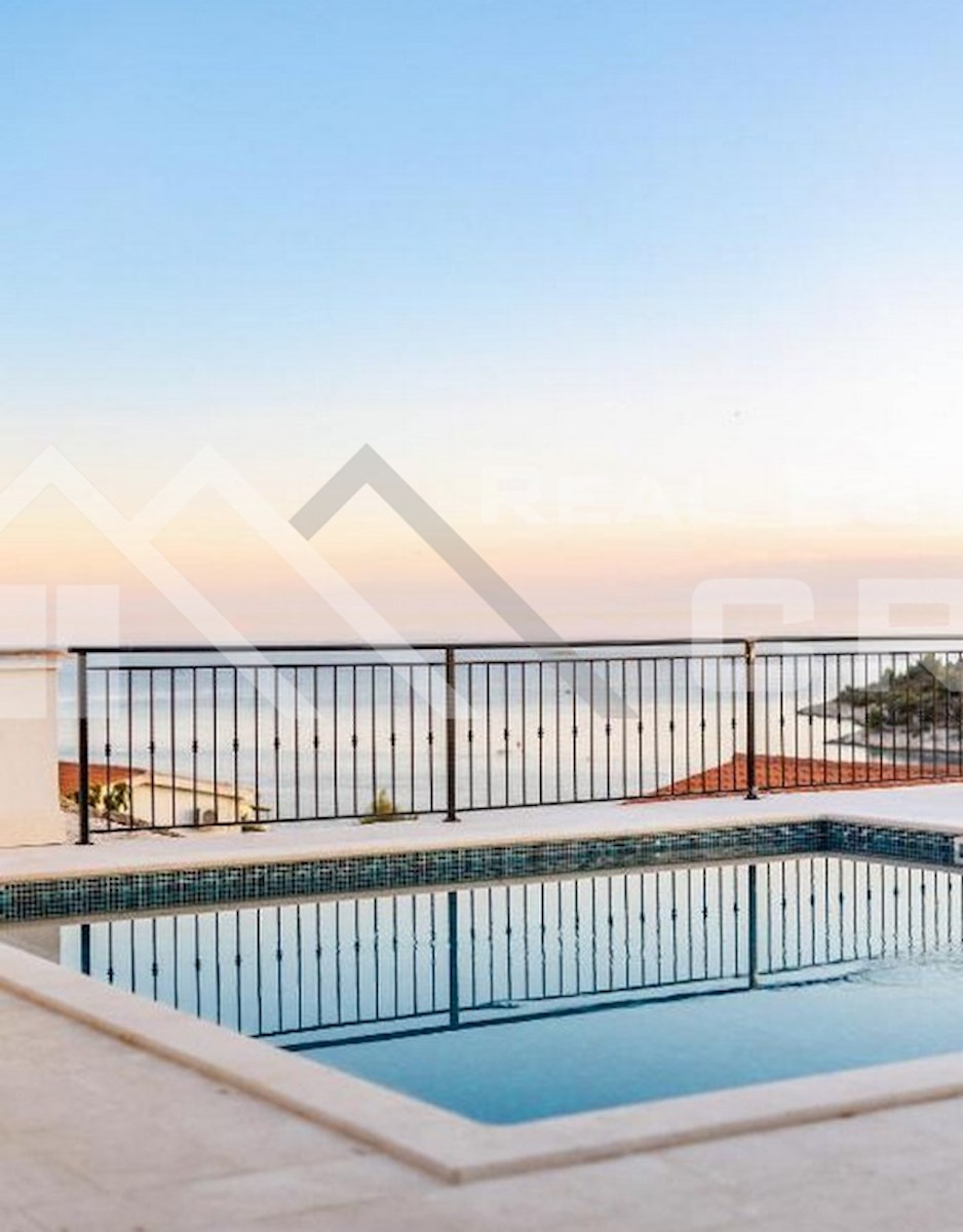 Nepremičnine Rogoznica – Luksuzna vila z velikim vrtom v mirnem zalivu, blizu Rogoznice, naprodaj