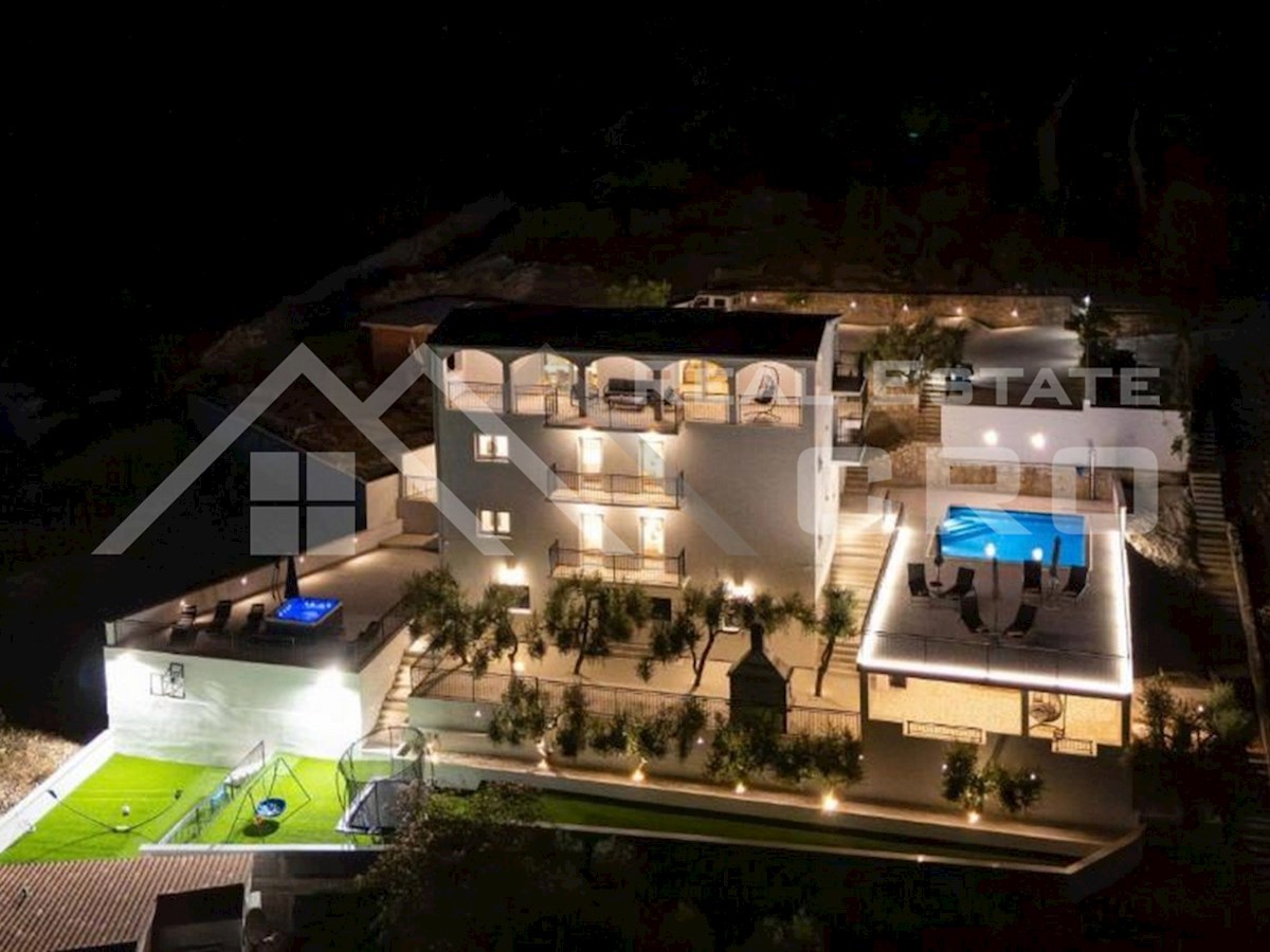 Nepremičnine Rogoznica – Luksuzna vila z velikim vrtom v mirnem zalivu, blizu Rogoznice, naprodaj