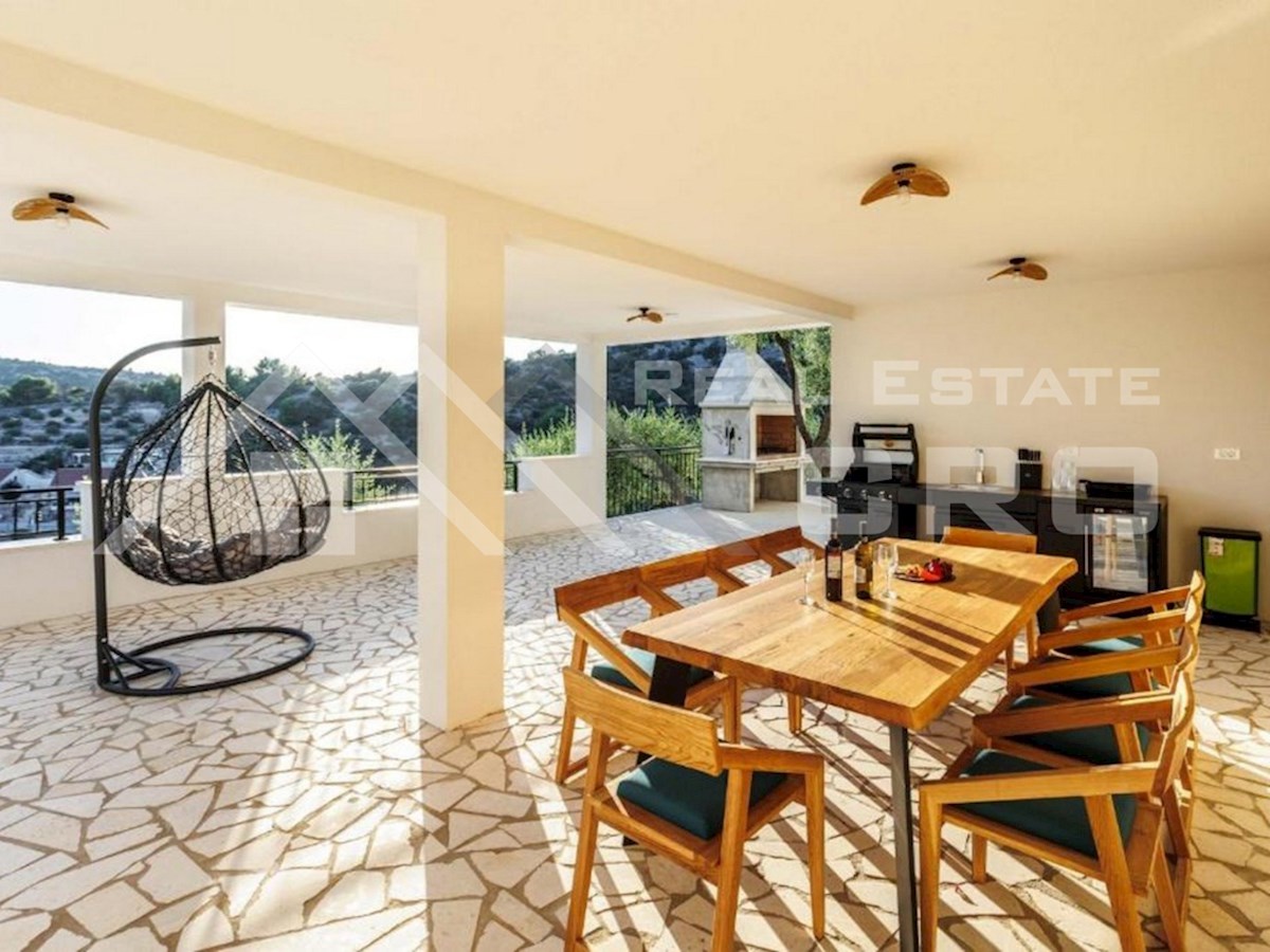 Nepremičnine Rogoznica – Luksuzna vila z velikim vrtom v mirnem zalivu, blizu Rogoznice, naprodaj