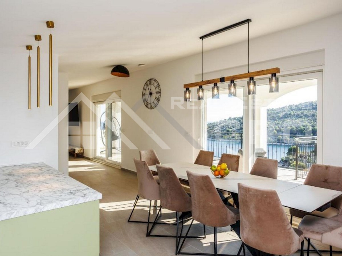 Nepremičnine Rogoznica – Luksuzna vila z velikim vrtom v mirnem zalivu, blizu Rogoznice, naprodaj