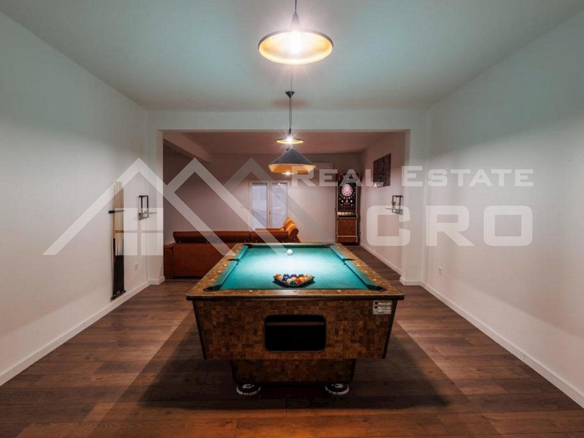 Nepremičnine Rogoznica – Luksuzna vila z velikim vrtom v mirnem zalivu, blizu Rogoznice, naprodaj