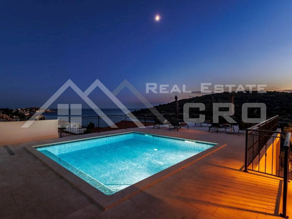 Nepremičnine Rogoznica – Luksuzna vila z velikim vrtom v mirnem zalivu, blizu Rogoznice, naprodaj