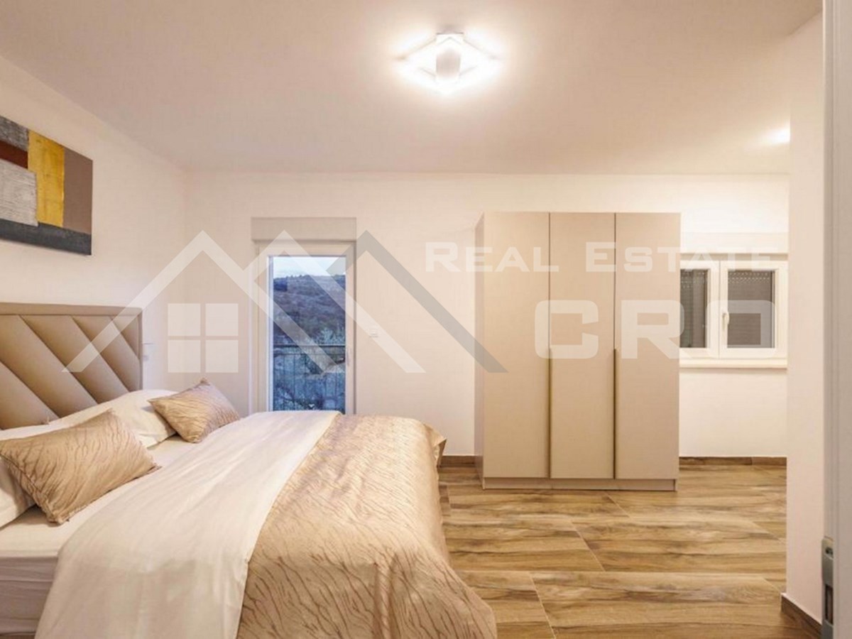 Nepremičnine Rogoznica – Luksuzna vila z velikim vrtom v mirnem zalivu, blizu Rogoznice, naprodaj