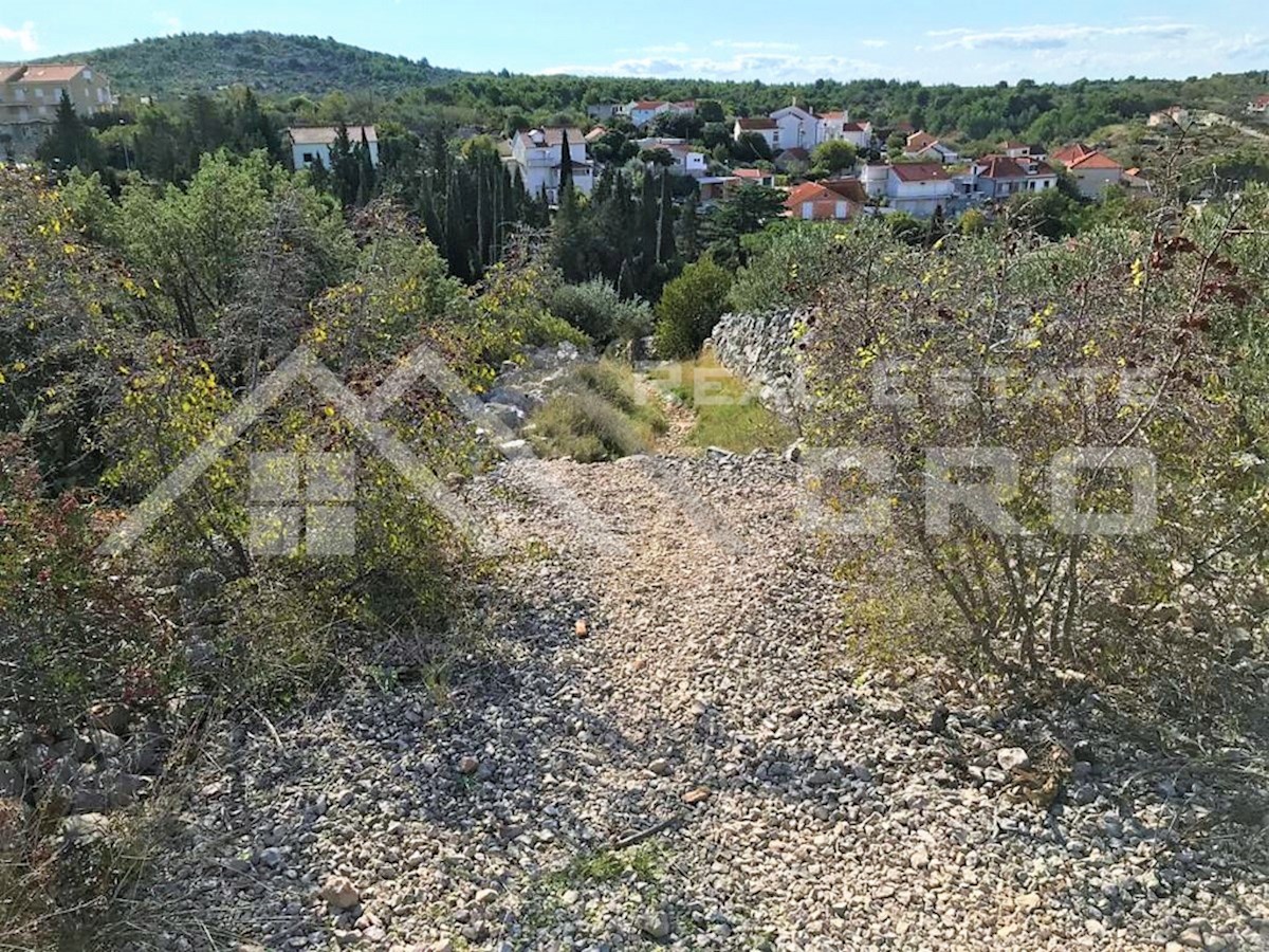 Nepremičnine Brač - Zazidljivo zemljišče na mirni lokaciji, prodamo