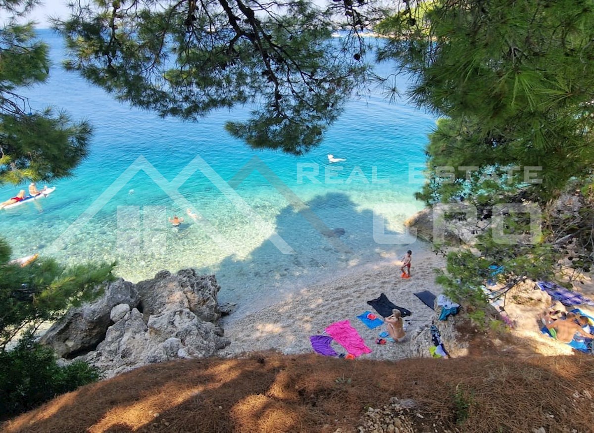 Nepremičnine Omiš - Zazidljivo zemljišče na odlični lokaciji v bližini morja in plaž, Omiška riviera, prodamo