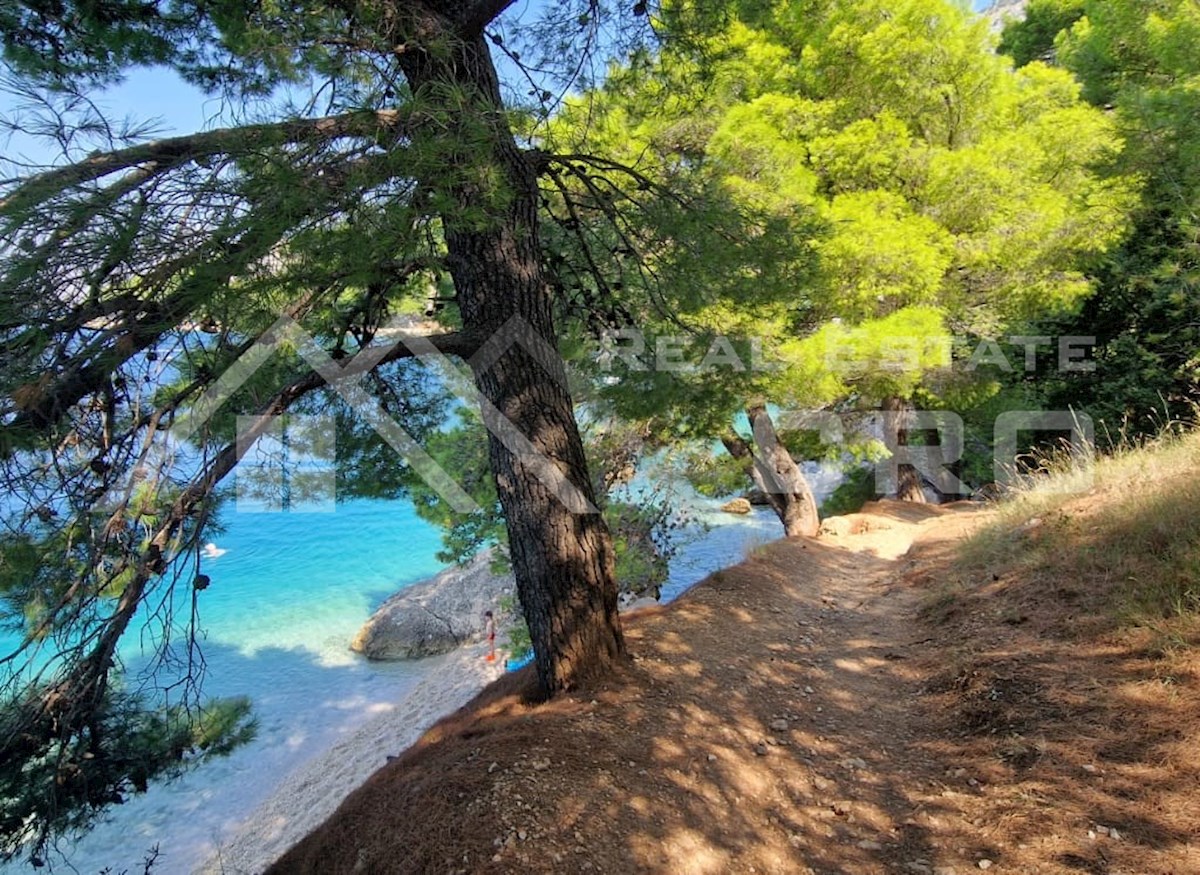 Nepremičnine Omiš - Zazidljivo zemljišče na odlični lokaciji v bližini morja in plaž, Omiška riviera, prodamo