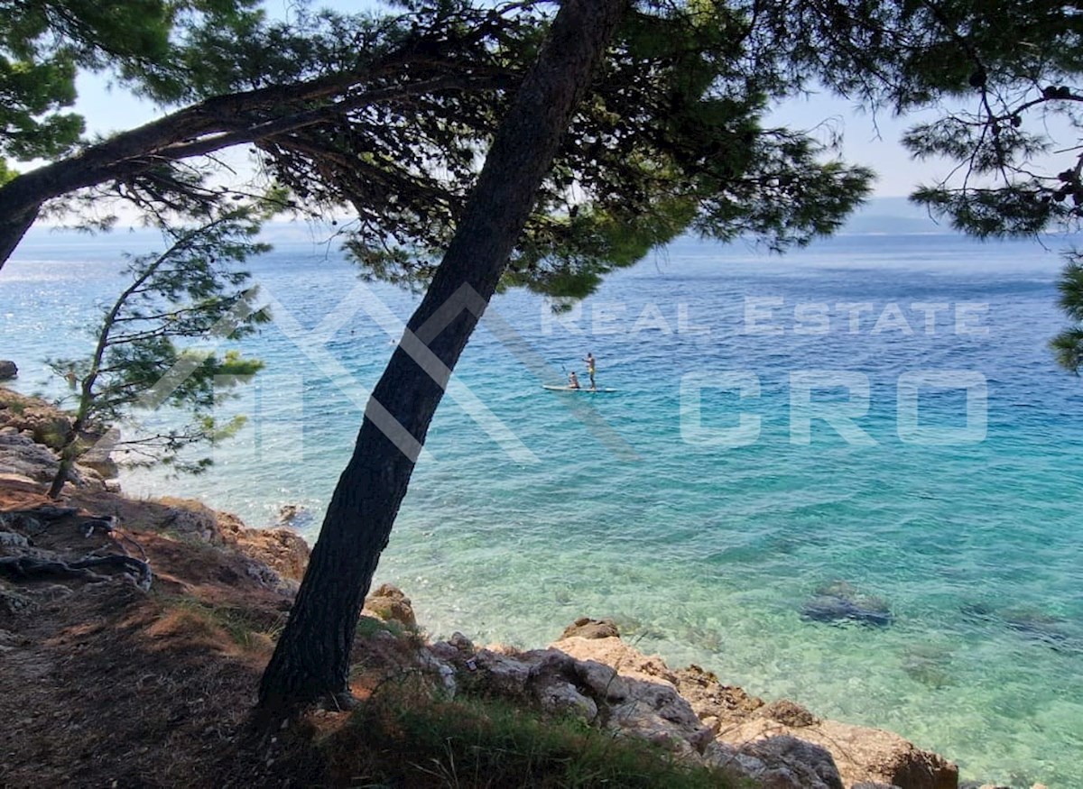 Nepremičnine Omiš - Zazidljivo zemljišče na odlični lokaciji v bližini morja in plaž, Omiška riviera, prodamo