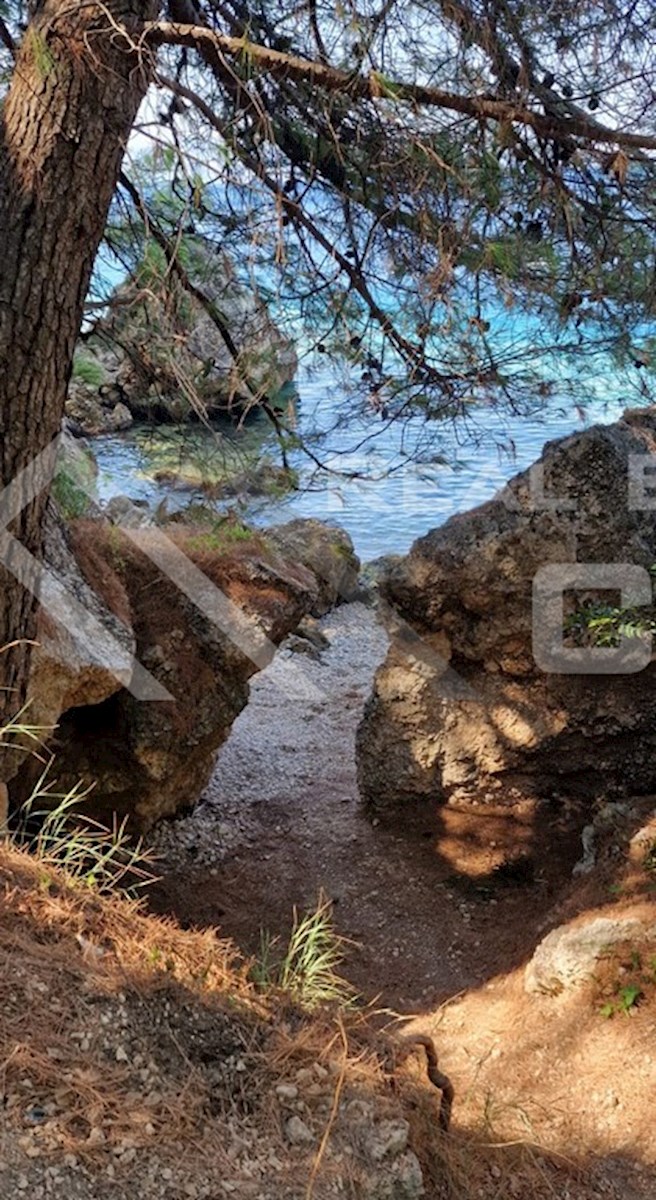 Nepremičnine Omiš - Zazidljivo zemljišče na odlični lokaciji v bližini morja in plaž, Omiška riviera, prodamo