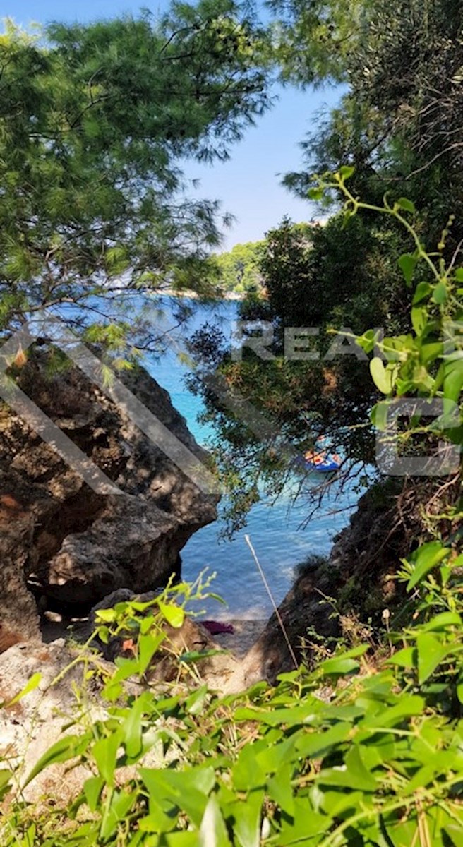 Nepremičnine Omiš - Zazidljivo zemljišče na odlični lokaciji v bližini morja in plaž, Omiška riviera, prodamo