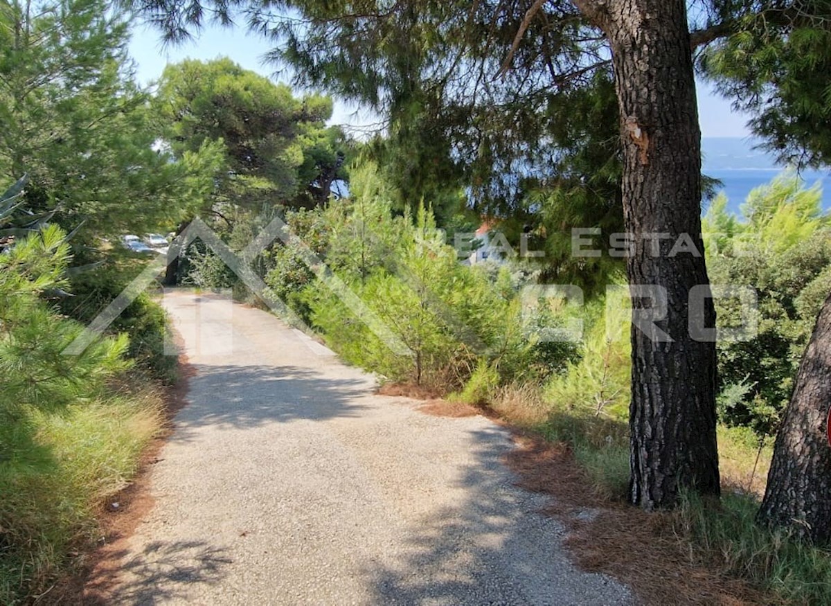 Nepremičnine Omiš - Zazidljivo zemljišče na odlični lokaciji v bližini morja in plaž, Omiška riviera, prodamo