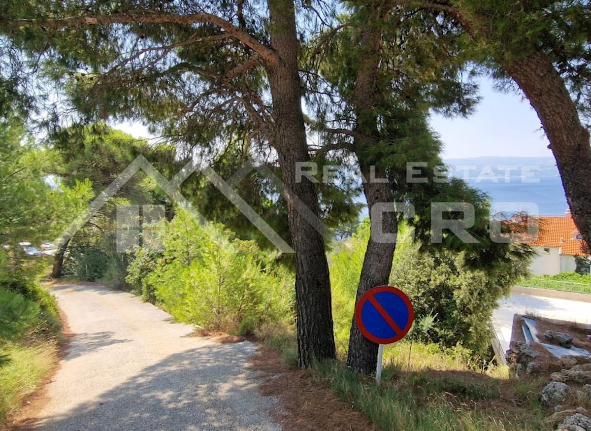 Nepremičnine Omiš - Zazidljivo zemljišče na odlični lokaciji v bližini morja in plaž, Omiška riviera, prodamo