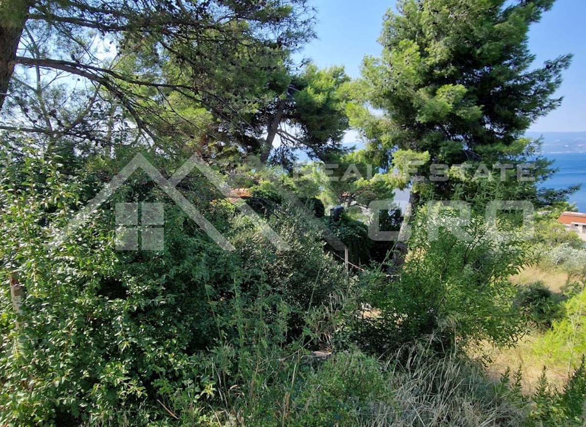 Nepremičnine Omiš - Zazidljivo zemljišče na odlični lokaciji v bližini morja in plaž, Omiška riviera, prodamo