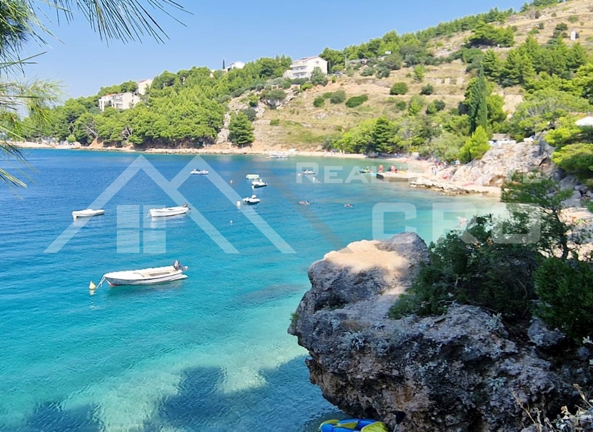 Nepremičnine Omiš - Zazidljivo zemljišče na odlični lokaciji v bližini morja in plaž, Omiška riviera, prodamo