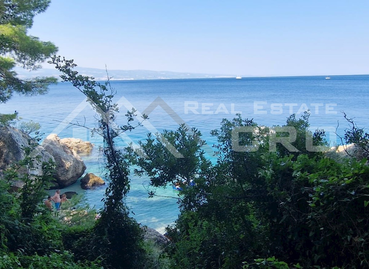 Nepremičnine Omiš - Zazidljivo zemljišče na odlični lokaciji v bližini morja in plaž, Omiška riviera, prodamo