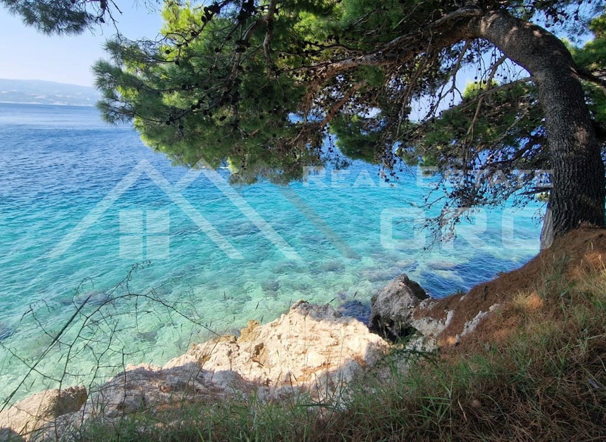 Nepremičnine Omiš - Zazidljivo zemljišče na odlični lokaciji v bližini morja in plaž, Omiška riviera, prodamo