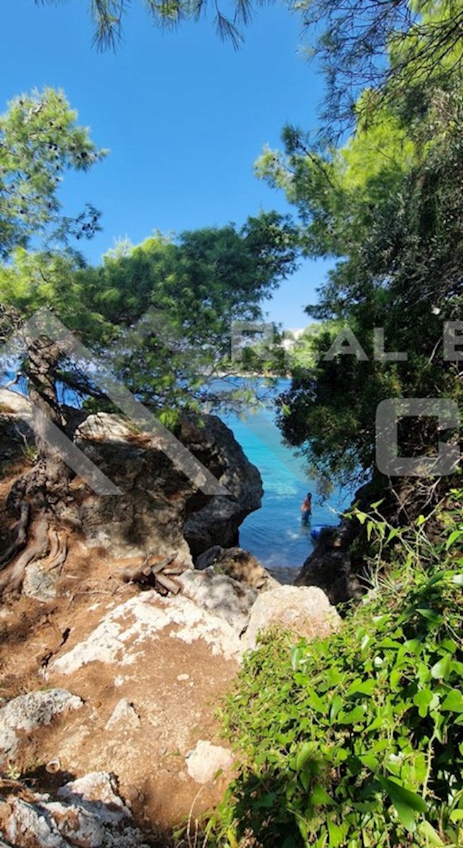 Nepremičnine Omiš - Zazidljivo zemljišče na odlični lokaciji v bližini morja in plaž, Omiška riviera, prodamo