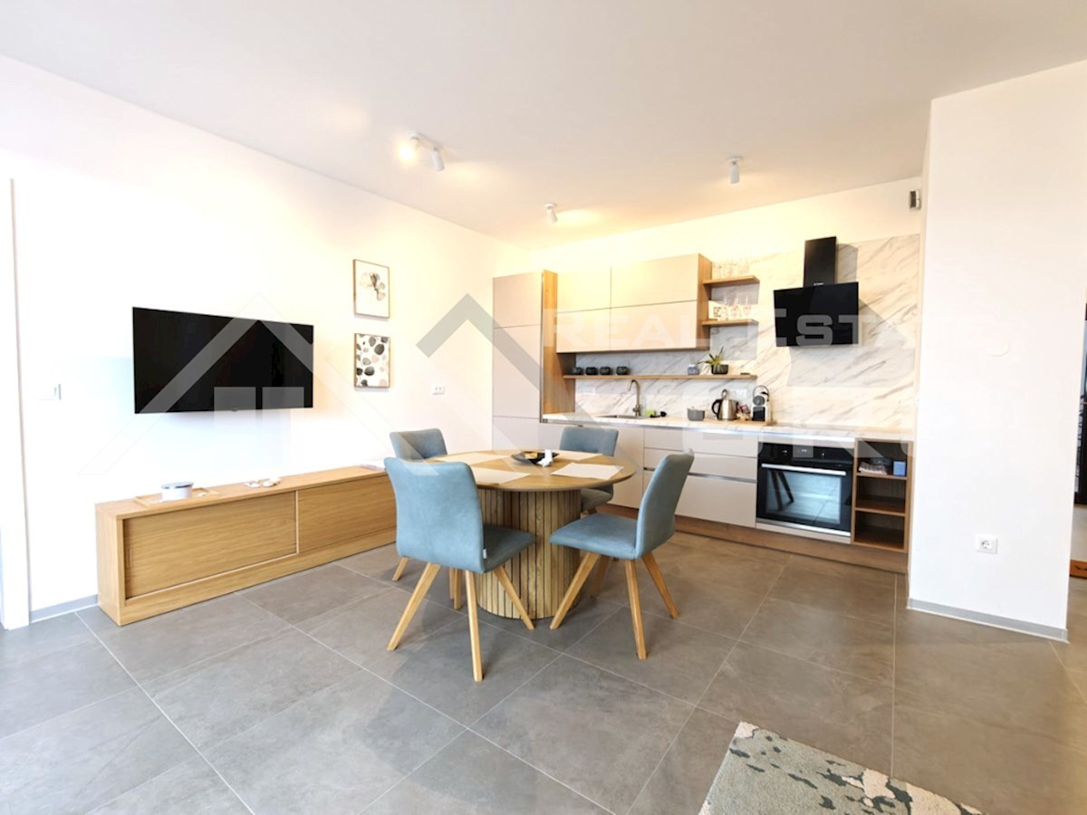 Nepremičnine Čiovo – Popolnoma opremljeno stanovanje v moderni novogradnji z dvigalom in garažo, naprodaj