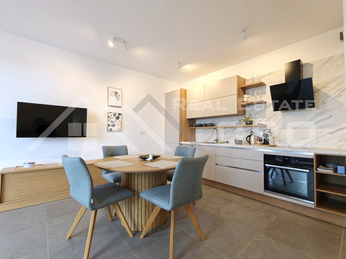 Nepremičnine Čiovo – Popolnoma opremljeno stanovanje v moderni novogradnji z dvigalom in garažo, naprodaj