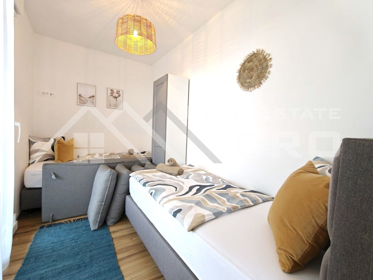 Nepremičnine Čiovo – Popolnoma opremljeno stanovanje v moderni novogradnji z dvigalom in garažo, naprodaj