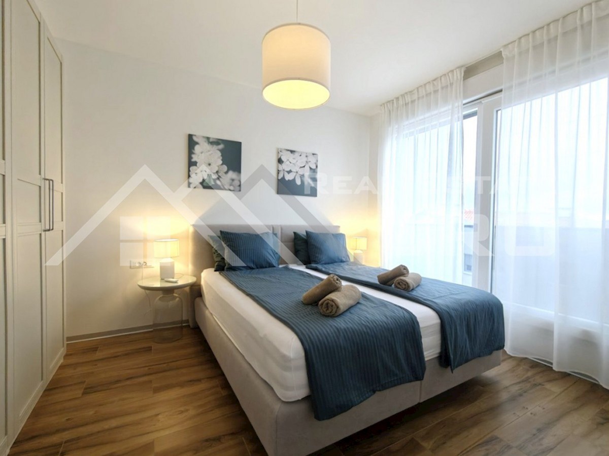 Nepremičnine Čiovo – Popolnoma opremljeno stanovanje v moderni novogradnji z dvigalom in garažo, naprodaj