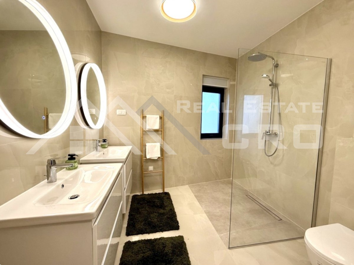 Nepremičnine Rogoznica – Elegantna luksuzna vila z osupljivim pogledom na morje, območje Rogoznice, naprodaj