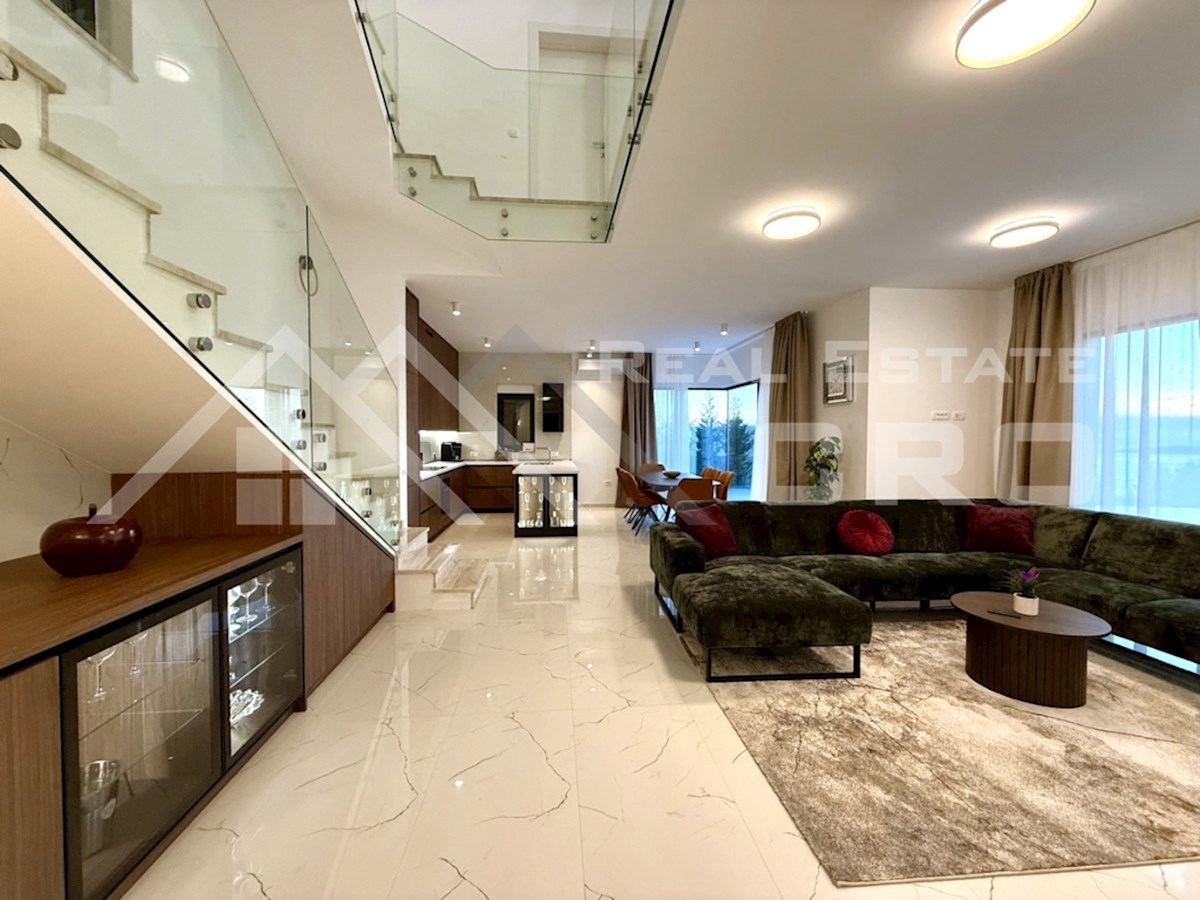 Nepremičnine Rogoznica – Elegantna luksuzna vila z osupljivim pogledom na morje, območje Rogoznice, naprodaj