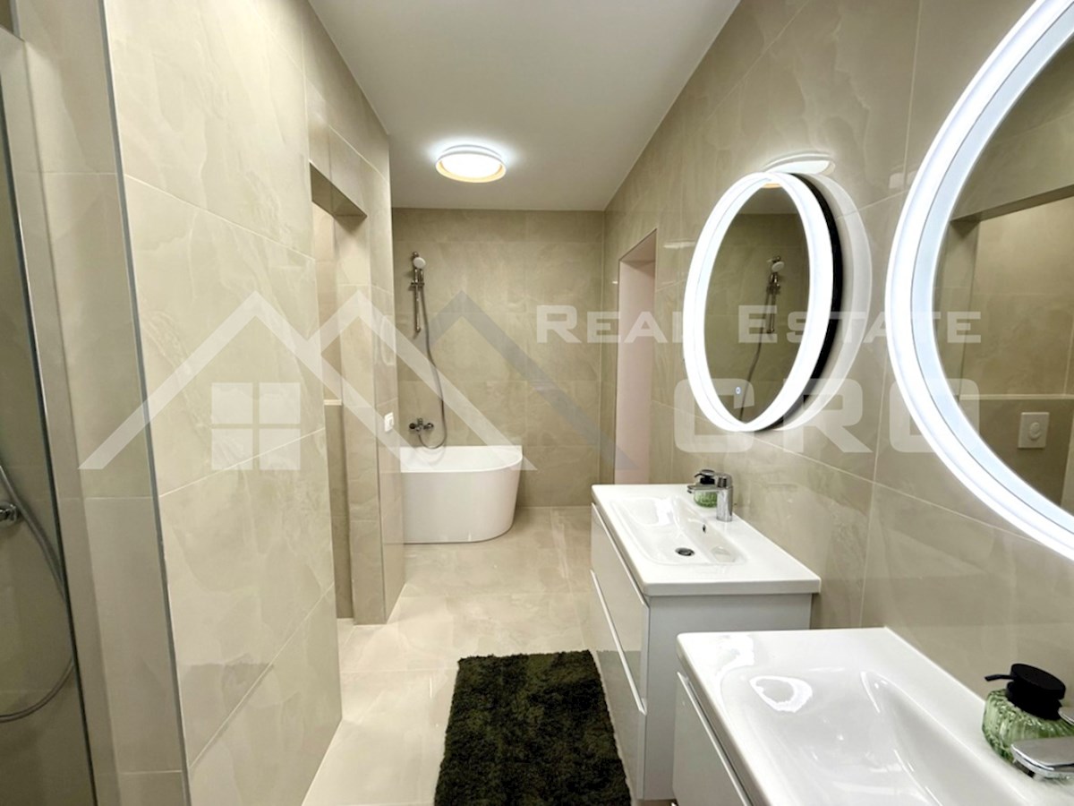 Nepremičnine Rogoznica – Elegantna luksuzna vila z osupljivim pogledom na morje, območje Rogoznice, naprodaj