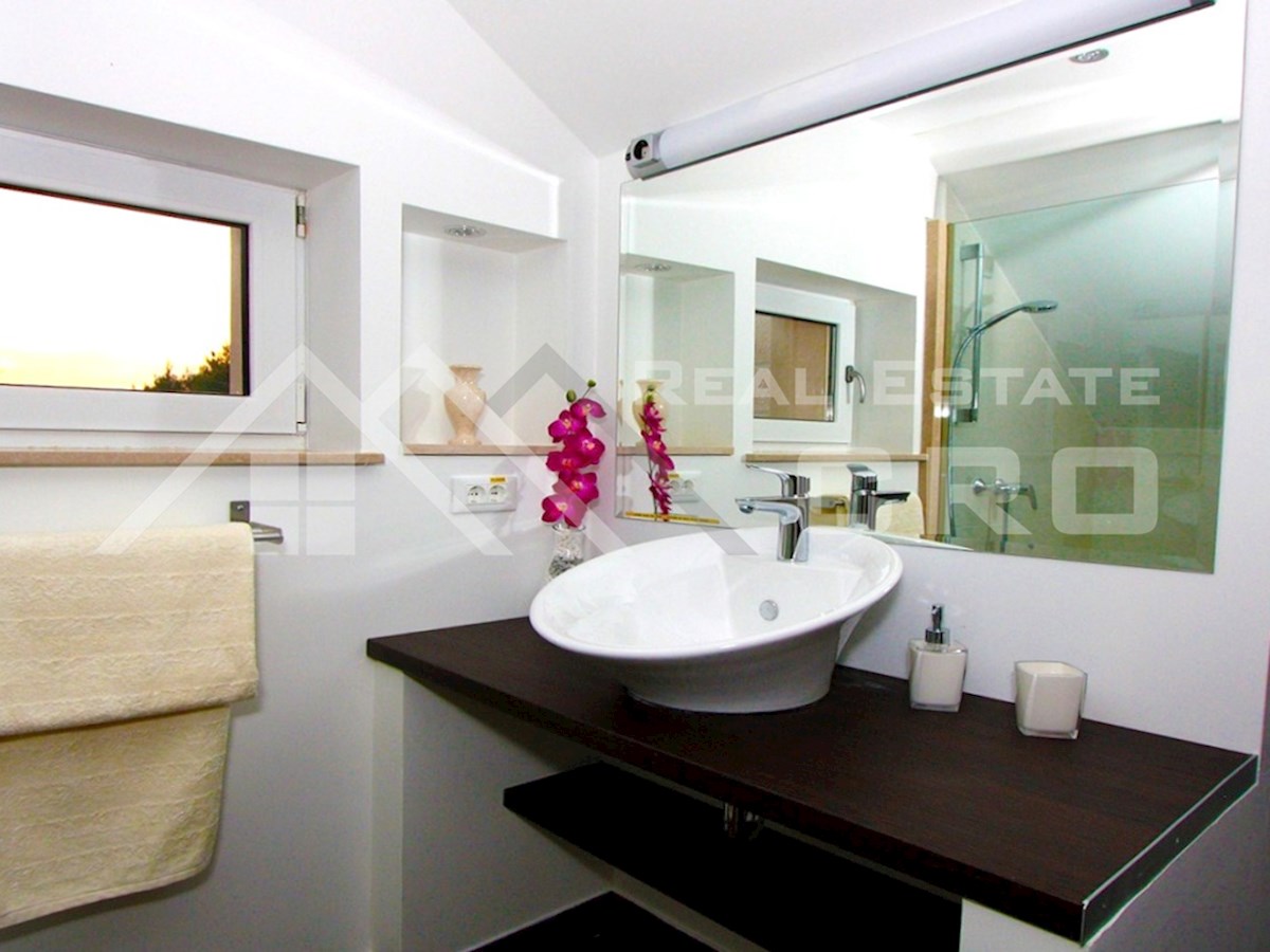 Nepremičnine Brač - Vila na prostorni posesti z očarljivim pogledom na morje, prodamo