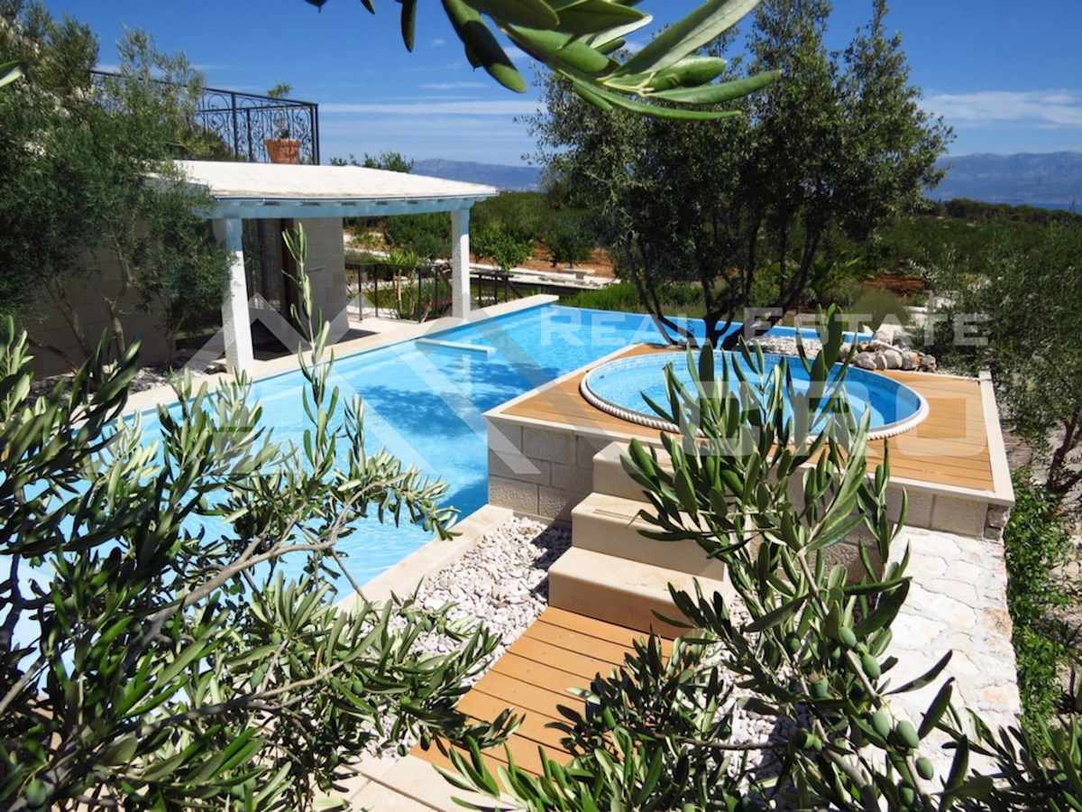 Nepremičnine Brač - Vila na prostorni posesti z očarljivim pogledom na morje, prodamo