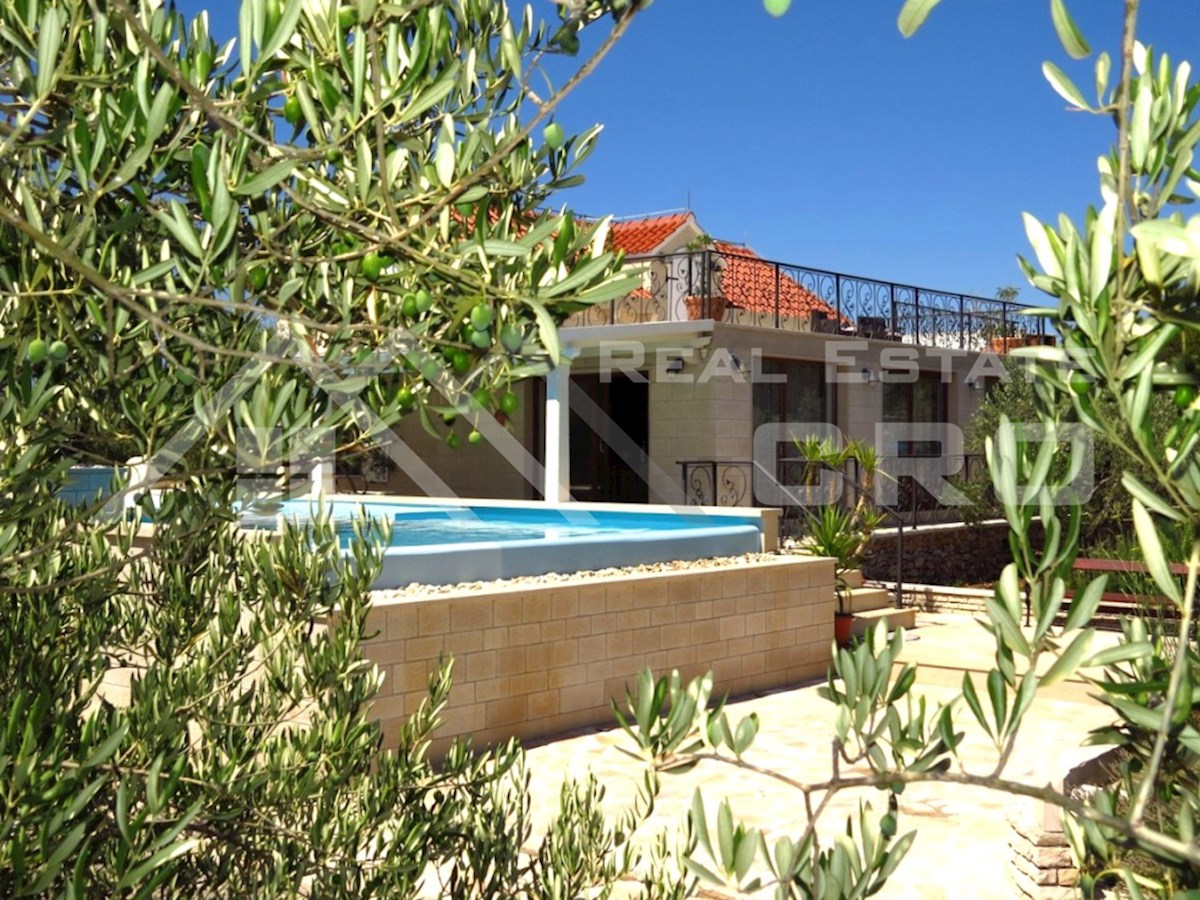 Nepremičnine Brač - Vila na prostorni posesti z očarljivim pogledom na morje, prodamo