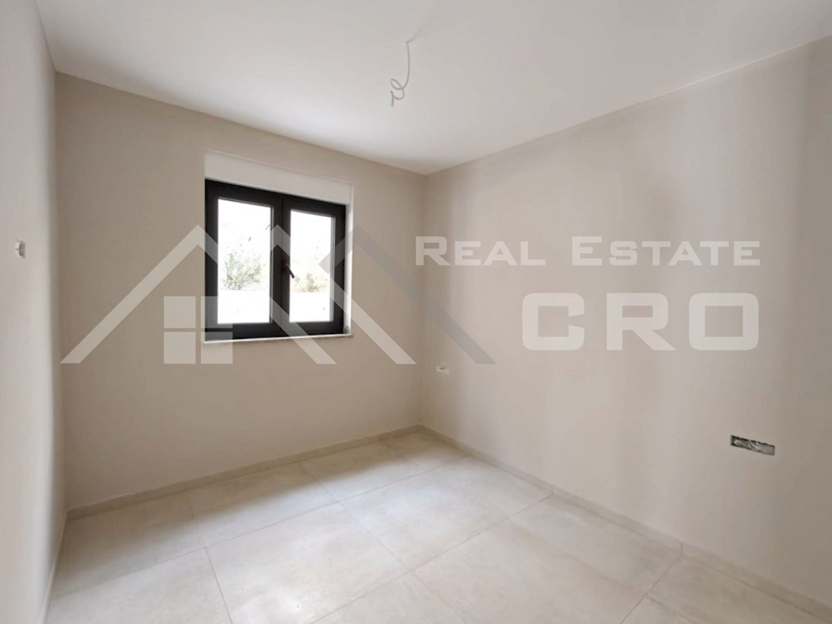 Nepremičnine Rogoznica – Moderno stanovanje na odlični lokaciji v bližini morja, prodamo