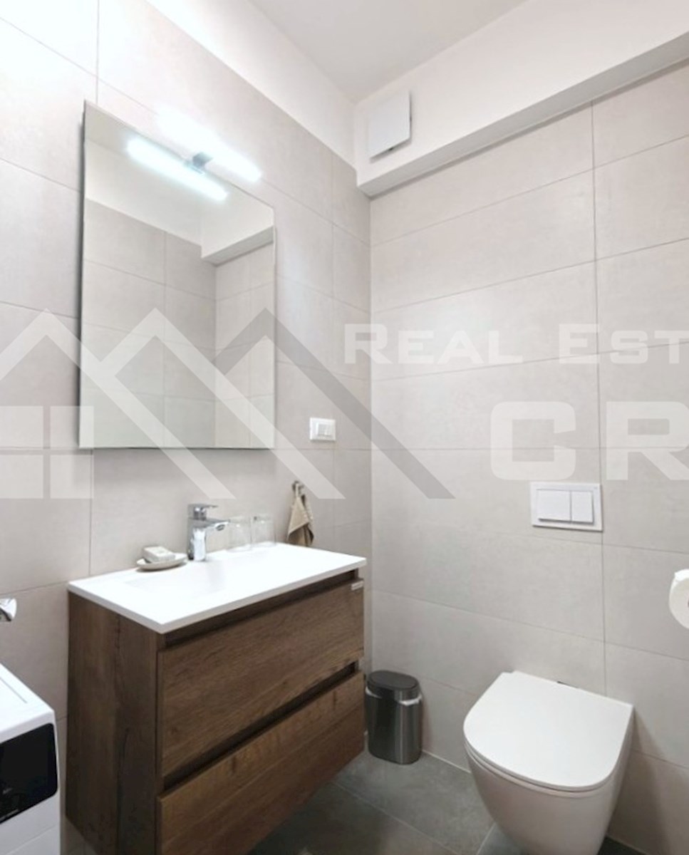 Nepremičnine Čiovo – Elegantno opremljeno stanovanje v moderni novogradnji v bližini morja, naprodaj