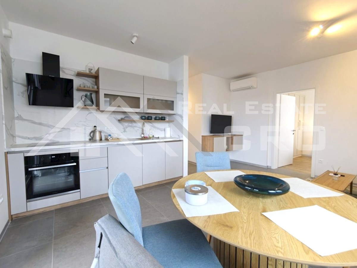 Nepremičnine Čiovo – Elegantno opremljeno stanovanje v moderni novogradnji v bližini morja, naprodaj